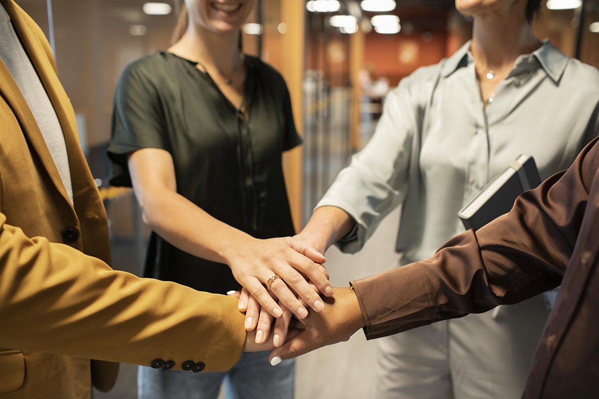 close-up-colleagues-putting-hands-together » Montenegro Asociados » Montenegro Asociados